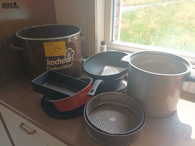 Lot 35 - kookpotten en bakvormen. 10 stuks - afbeelding 1 van  3