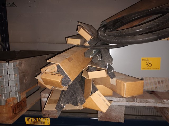 Lot 35 - lot wachtbuizen en dichtingen - afbeelding 2 van  3