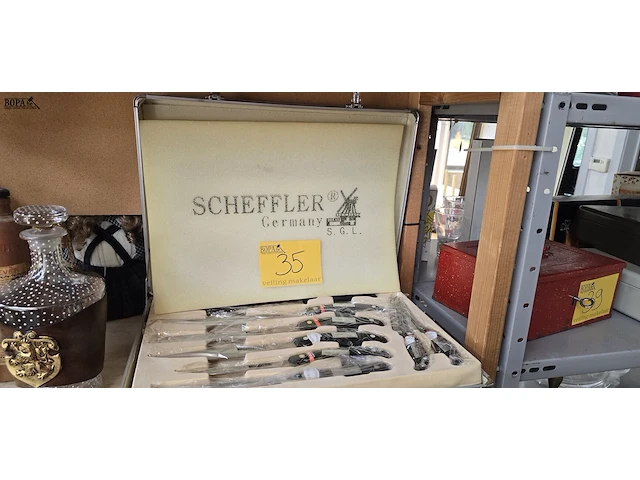 Lot 35 - ongebruikte koffer met 8 duitse swiss line messen - afbeelding 1 van  4