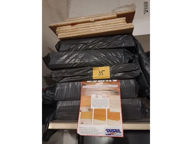 Lot 35 - panelen voor valse plafond. 33 stuks - afbeelding 1 van  4