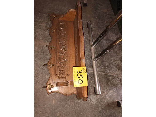 Lot 350 - kapstok met houtsnijwerk - afbeelding 1 van  3