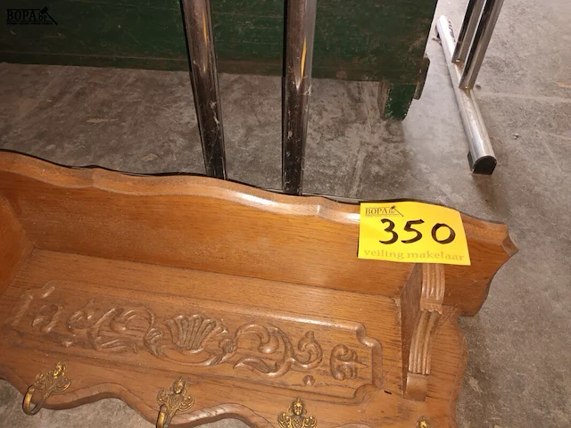 Lot 350 - kapstok met houtsnijwerk - afbeelding 2 van  3