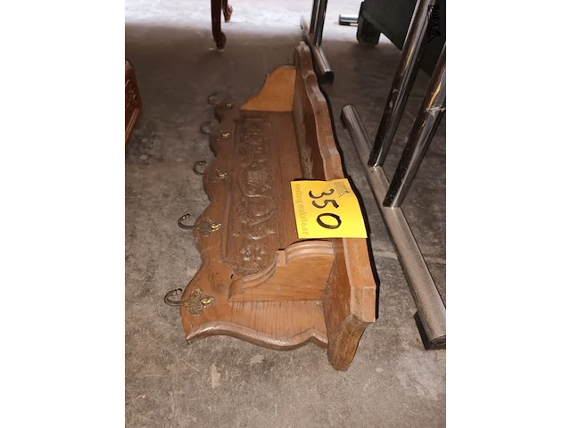 Lot 350 - kapstok met houtsnijwerk - afbeelding 3 van  3