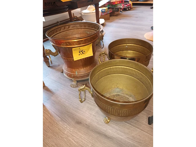 Lot 350 - koperen cache-pot. 3 stuks - afbeelding 2 van  3