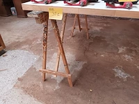 Lot 351 - houten schragen en planken - afbeelding 2 van  3