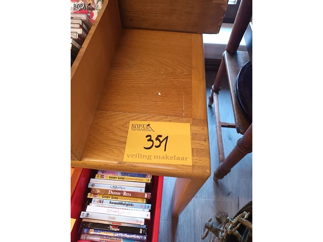 Lot 351 - houten tafel - afbeelding 1 van  3