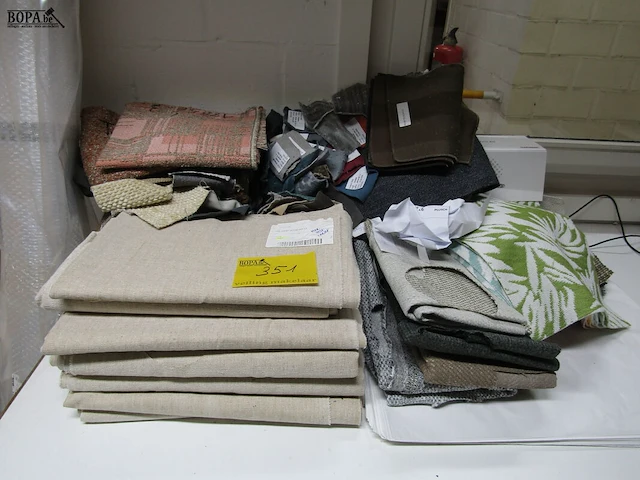 Lot 351 - lot met diverse stoffen - afbeelding 1 van  3
