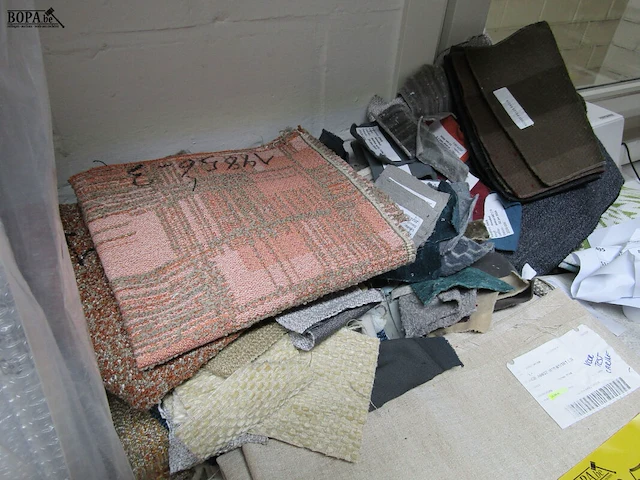 Lot 351 - lot met diverse stoffen - afbeelding 2 van  3