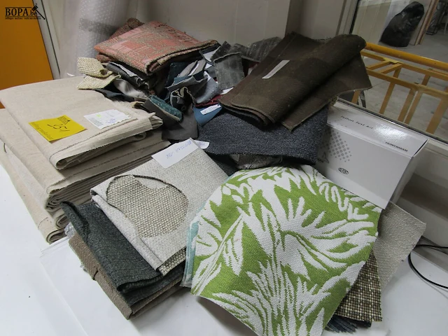 Lot 351 - lot met diverse stoffen - afbeelding 3 van  3