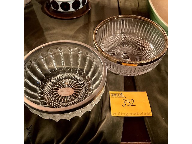 Lot 352 - zware kristallen kommen met boord in metaal goudkleur, desig - afbeelding 1 van  5