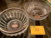 Lot 352 - zware kristallen kommen met boord in metaal goudkleur, desig - afbeelding 1 van  5