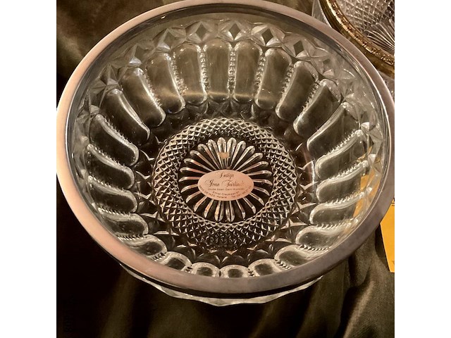 Lot 352 - zware kristallen kommen met boord in metaal goudkleur, desig - afbeelding 2 van  5