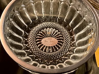 Lot 352 - zware kristallen kommen met boord in metaal goudkleur, desig - afbeelding 2 van  5