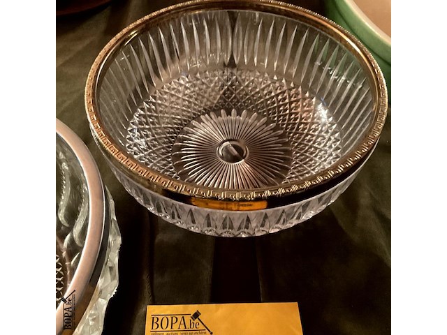 Lot 352 - zware kristallen kommen met boord in metaal goudkleur, desig - afbeelding 4 van  5