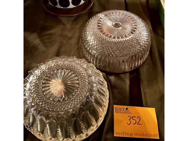 Lot 352 - zware kristallen kommen met boord in metaal goudkleur, desig - afbeelding 5 van  5