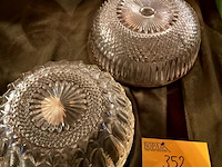 Lot 352 - zware kristallen kommen met boord in metaal goudkleur, desig - afbeelding 5 van  5