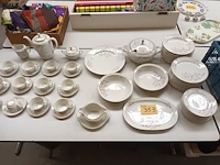 Lot 353 - eetservies. 67 stuks - afbeelding 1 van  6