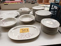 Lot 353 - eetservies. 67 stuks - afbeelding 2 van  6