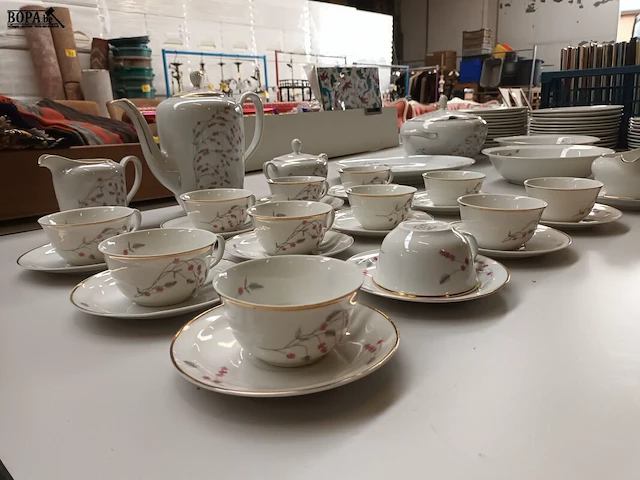 Lot 353 - eetservies. 67 stuks - afbeelding 3 van  6