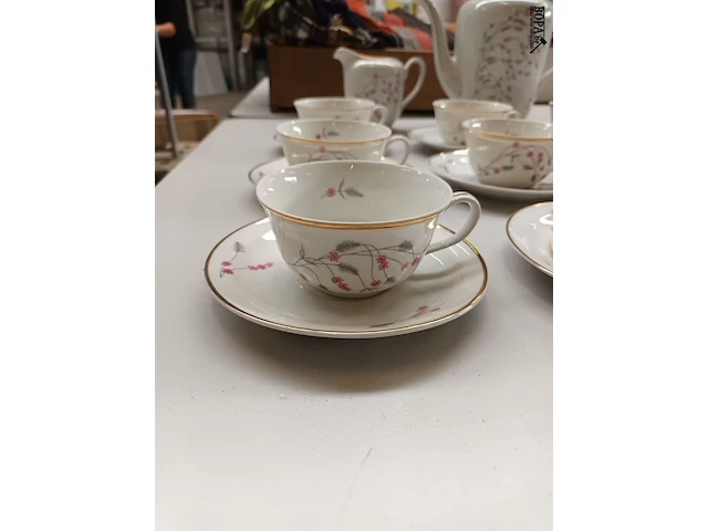 Lot 353 - eetservies. 67 stuks - afbeelding 4 van  6