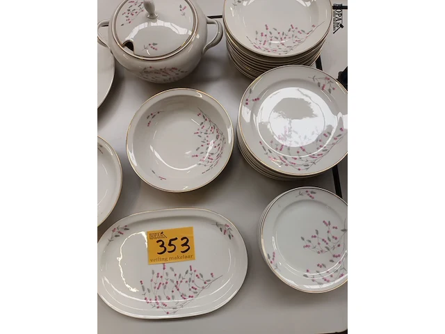 Lot 353 - eetservies. 67 stuks - afbeelding 6 van  6