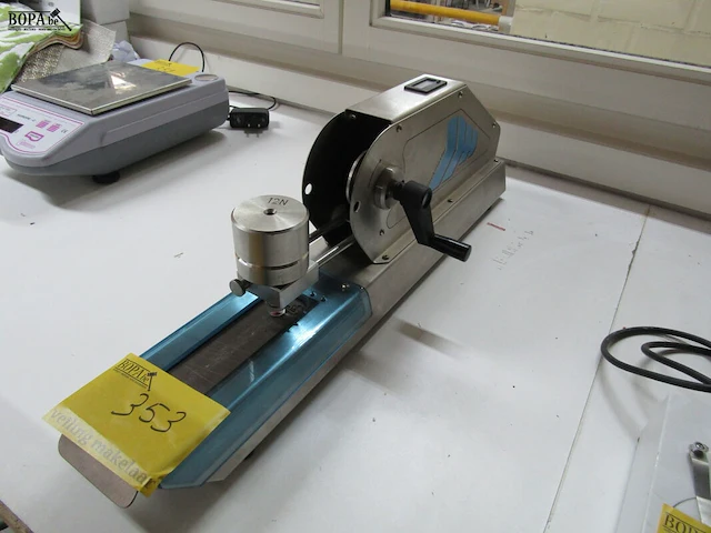 Lot 353 - textiel crock meter crockmaster - afbeelding 1 van  4