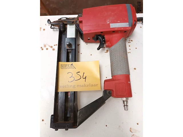 Lot 354 - pneumatische tacker - afbeelding 1 van  2