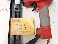 Lot 354 - pneumatische tacker - afbeelding 1 van  2