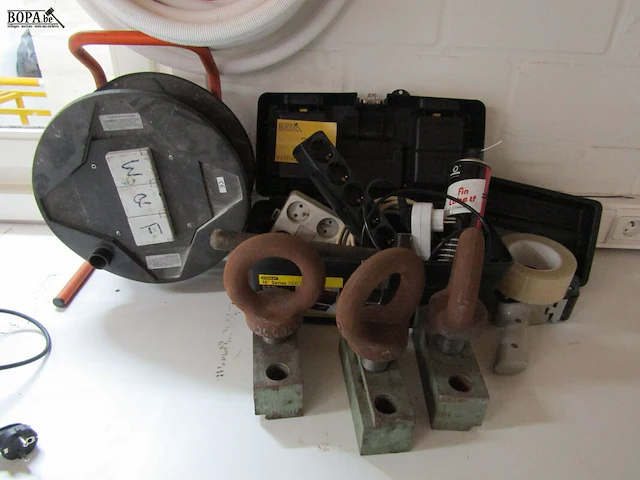 Lot 355 - werkmateriaal en trekbogen - afbeelding 1 van  6