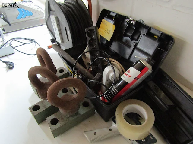 Lot 355 - werkmateriaal en trekbogen - afbeelding 4 van  6