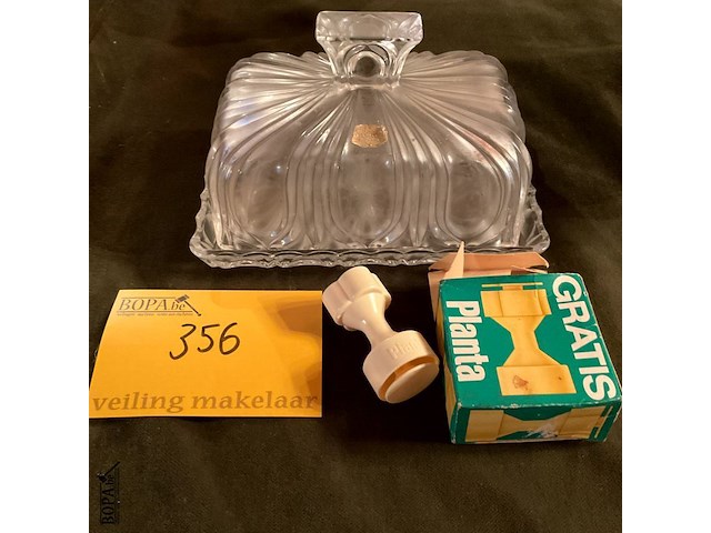 Lot 356 - boterstolp in kristal/snuisterij planta in plastiek, 2 stuks - afbeelding 1 van  3