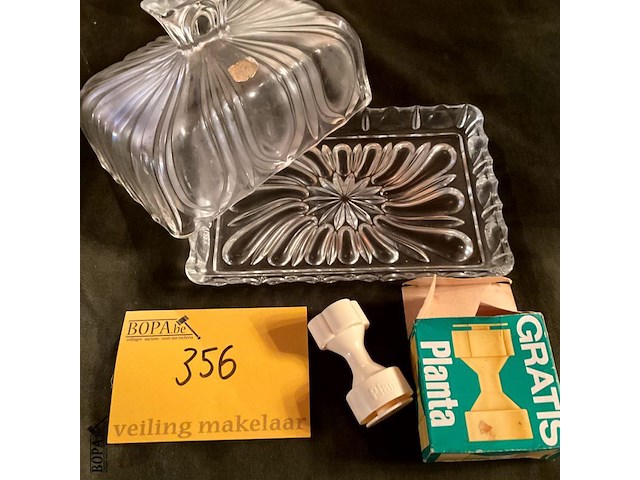 Lot 356 - boterstolp in kristal/snuisterij planta in plastiek, 2 stuks - afbeelding 2 van  3