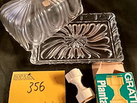 Lot 356 - boterstolp in kristal/snuisterij planta in plastiek, 2 stuks - afbeelding 2 van  3