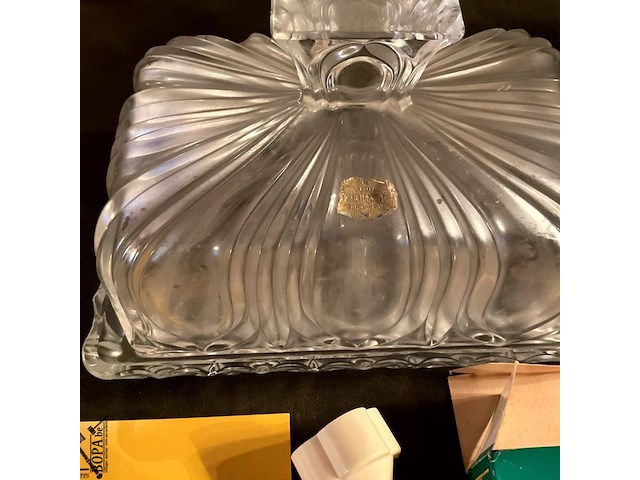 Lot 356 - boterstolp in kristal/snuisterij planta in plastiek, 2 stuks - afbeelding 3 van  3