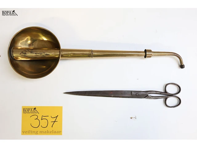 Lot 357 - antieke schaar en antiek hoortoestel - afbeelding 1 van  3