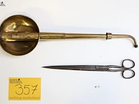 Lot 357 - antieke schaar en antiek hoortoestel - afbeelding 1 van  3