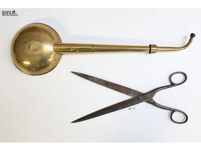 Lot 357 - antieke schaar en antiek hoortoestel - afbeelding 2 van  3