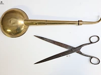Lot 357 - antieke schaar en antiek hoortoestel - afbeelding 2 van  3