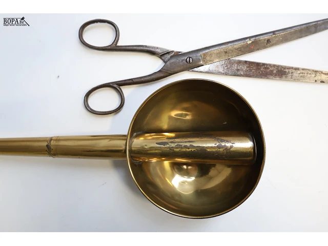 Lot 357 - antieke schaar en antiek hoortoestel - afbeelding 3 van  3