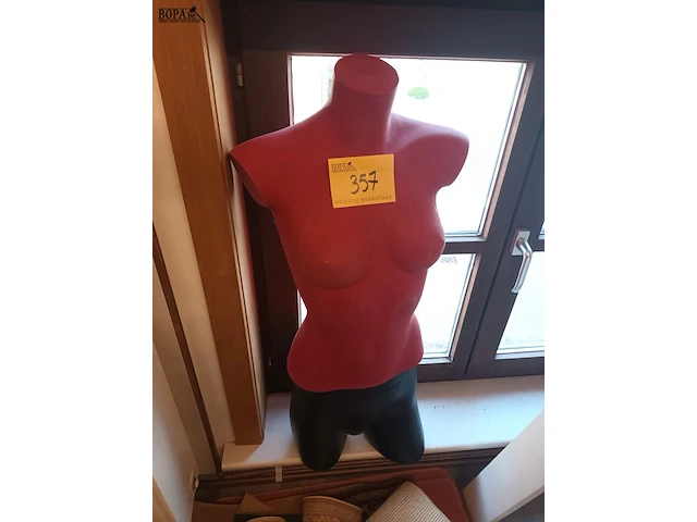 Lot 357 - paspop - afbeelding 1 van  4