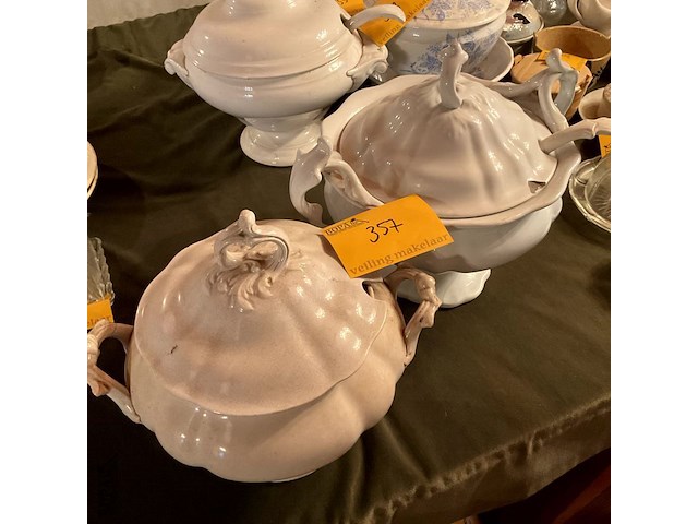 Lot 357 - wit porselein soepterinnes, 2 stuks met opscheplepel, 1 stuk - afbeelding 1 van  6