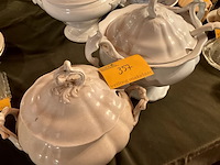 Lot 357 - wit porselein soepterinnes, 2 stuks met opscheplepel, 1 stuk - afbeelding 1 van  6