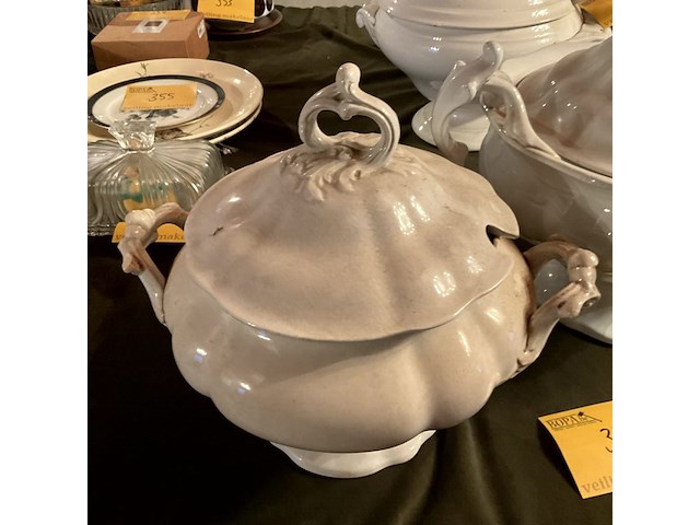 Lot 357 - wit porselein soepterinnes, 2 stuks met opscheplepel, 1 stuk - afbeelding 2 van  6