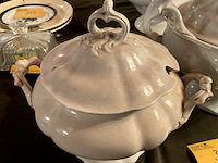 Lot 357 - wit porselein soepterinnes, 2 stuks met opscheplepel, 1 stuk - afbeelding 2 van  6