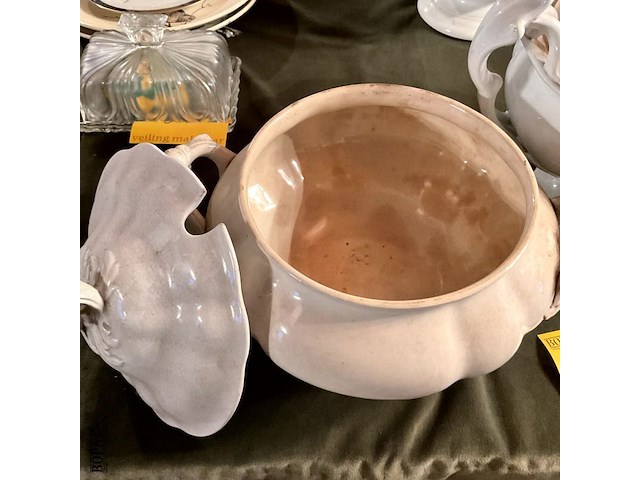 Lot 357 - wit porselein soepterinnes, 2 stuks met opscheplepel, 1 stuk - afbeelding 3 van  6