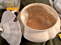 Lot 357 - wit porselein soepterinnes, 2 stuks met opscheplepel, 1 stuk - afbeelding 3 van  6