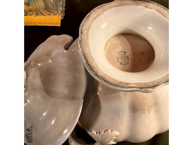 Lot 357 - wit porselein soepterinnes, 2 stuks met opscheplepel, 1 stuk - afbeelding 4 van  6