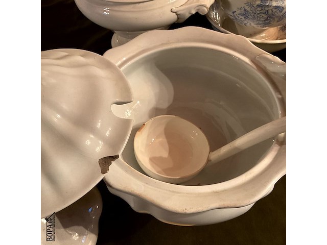 Lot 357 - wit porselein soepterinnes, 2 stuks met opscheplepel, 1 stuk - afbeelding 5 van  6