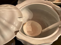 Lot 357 - wit porselein soepterinnes, 2 stuks met opscheplepel, 1 stuk - afbeelding 5 van  6