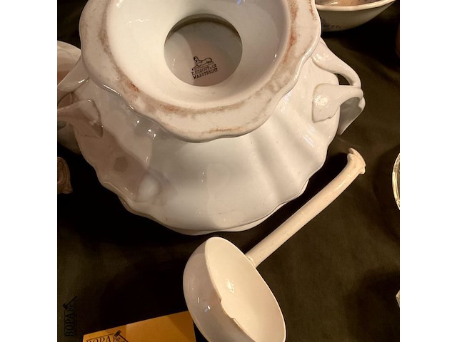 Lot 357 - wit porselein soepterinnes, 2 stuks met opscheplepel, 1 stuk - afbeelding 6 van  6